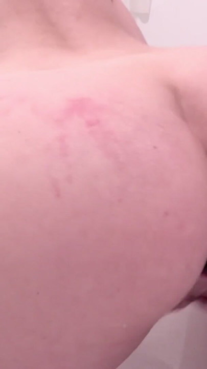 GRANDE BUNDA MACIA E CONA BRANCA A SER FODIDA COM UM GRANDE DILDO PRETO OMG (sem falar, vê no telemóvel) | Clip 1