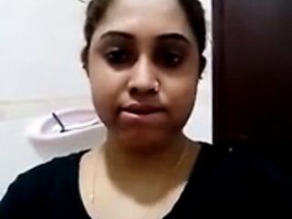 Индийская девушка-толстушка записывает ее сиськи и киску для ее бойфренда