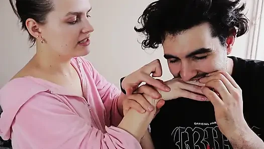 Кусаю пальцами в первый раз