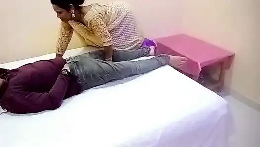 Молодая Devar трясет пенисом внутри панту-возбужденной бхабхи видели и делает минет, затем жестко трахнули внутрь киски для кримпая