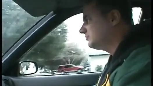 Eine geile blonde bombe lutscht einen harten schwanz und lässt ihn in ihren arsch schieben