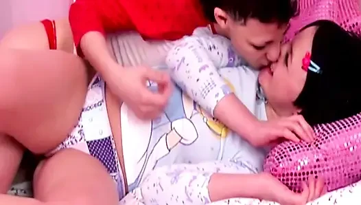 Zierliche Mädchen Entdecken Ihre Sexualität