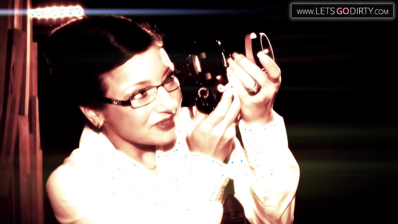 Skinny girl finger fucks herself after getting horny in photoshoot