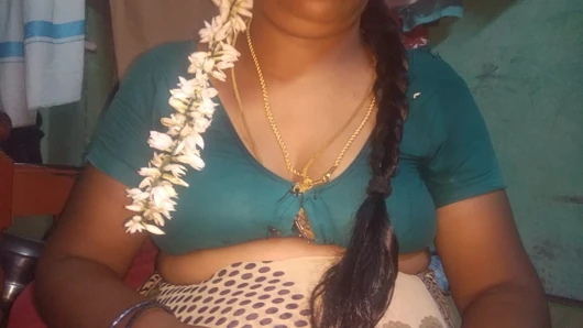 Molai azhagi priyanka atthaiyin sidhiyil viralgalai vittu aatum munnal kadhalan, dicke möpse priyanka tanten-sex