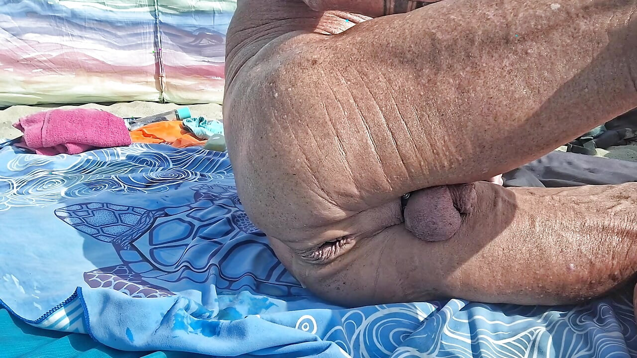 Early morning stretching my asshole at the beach