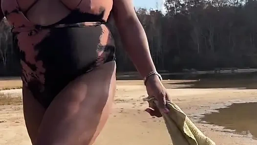 ZENCI GENÇ ERKEK AVCıSı MAYOYLA PLAJDA TWERK YAPıYOR