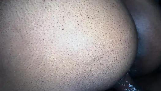 Stiefschweste, die muschi macht, klingt, während sie diesen schwanz reitet