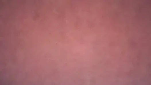 Kelepçeli orta yaşlı seksi kadın amcığını yalatıyor ve domaltarak sikiliyor