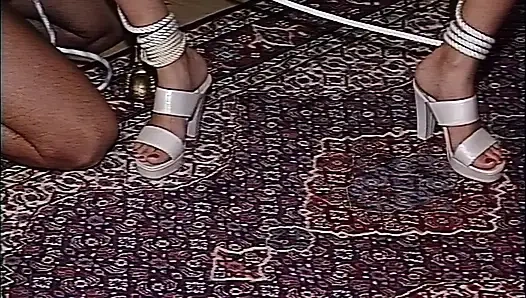 Я возбуждаю тебя брюнетку-рабыню