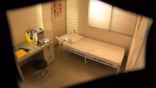 Ketika Noa memilih untuk menyerahkan dirinya sepenuhnya diperiksa oleh dokter