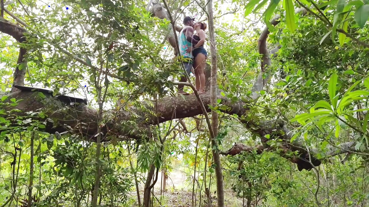 AMIGO MIM PEGOU NA FLORESTA E MIM METE A PICA BEM FORTE DANDO UMA GOSADA DENTRO DO MEU TOBA