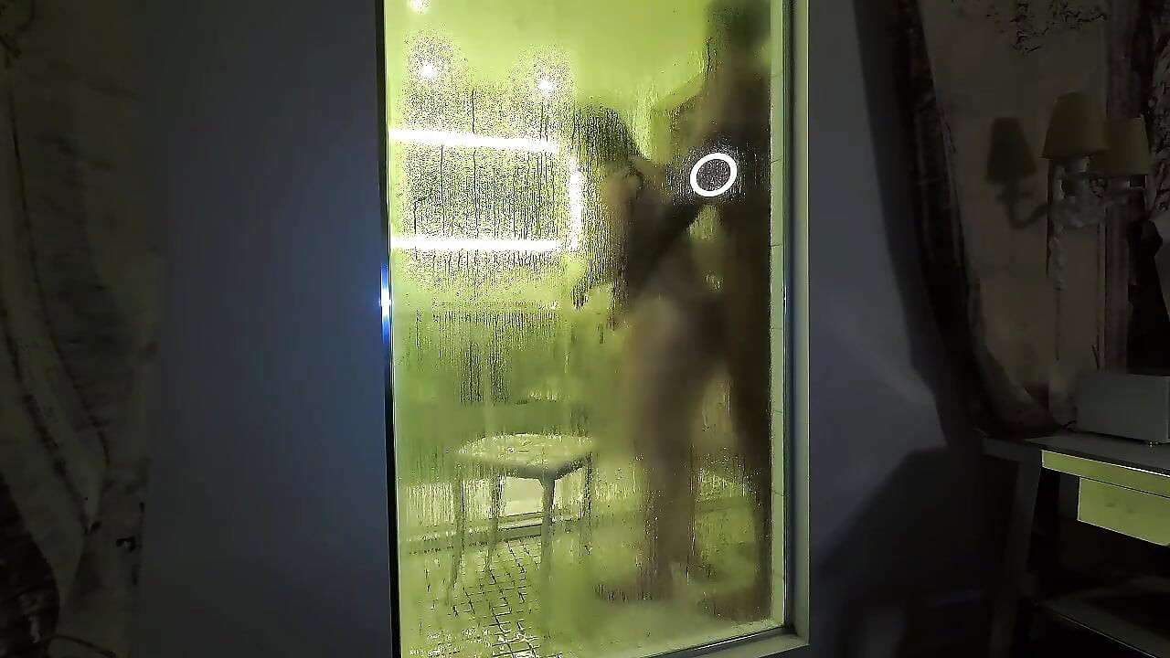 Une PAWG à gros nichons se fait baiser sous la douche
