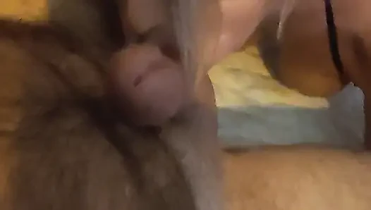 Cewek seksi rambut pirang ini suka banget nyepong dan telan semua sperma