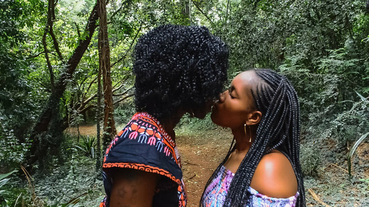 Promenade publique dans un parc, baise privée avec un gode lesbien africain