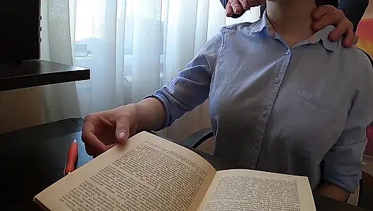 Büyük memeli bir öğrenci ailesi evde yokken sikiliyor