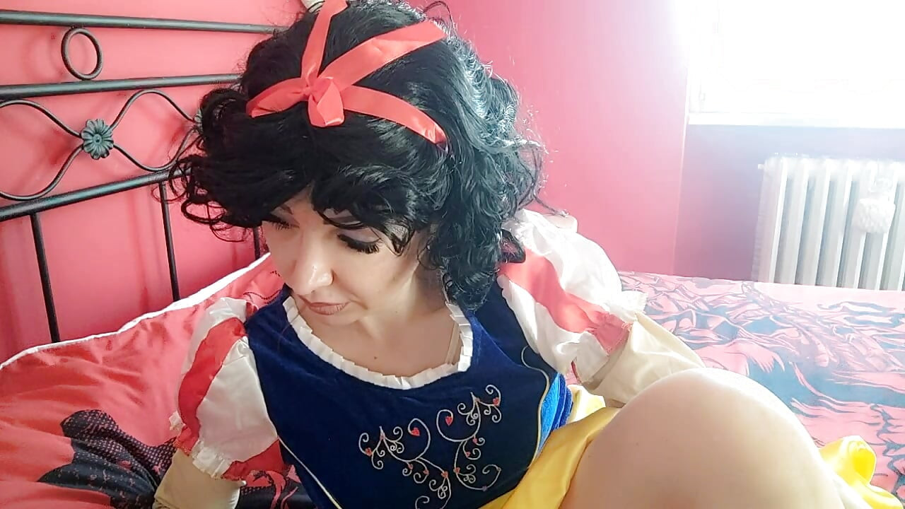 the beautiful Snow White is really too rude and speaks vulgar