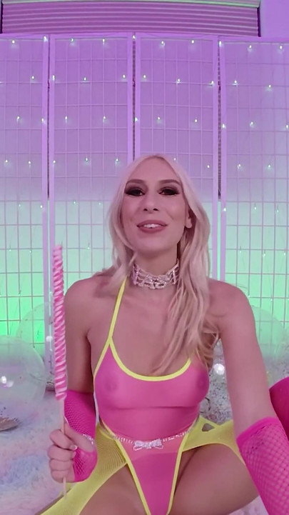 Καυτό κορίτσι Barbie Kay υπέροχο αυνανίζεται και πιπιλίζει πούτσα