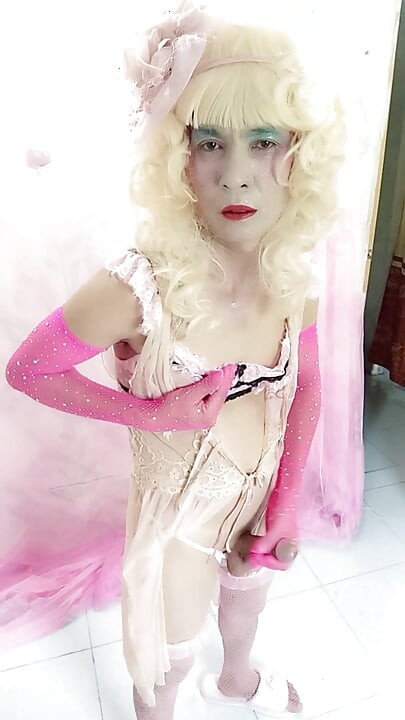 Oanh Le wearing sexy clothes is a selfie