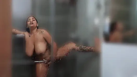 Брюнетка С Большой Грудью Прикосновывается В Ванной После Спортзала