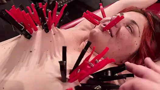 Bdsm odası - mandalı ile germe rafında