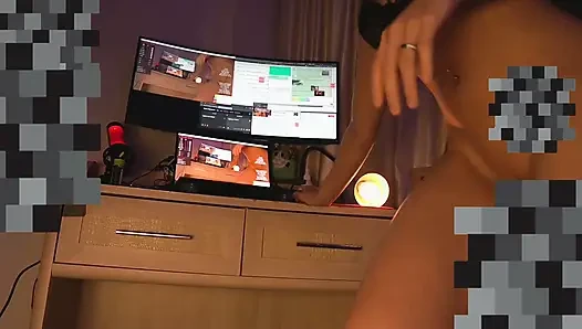 Tetanggaku lagi muasin memeknya pakai dildo! Aku lagi asik muasin langit-langitku sampai banjir dua! Fuckmachine muncrat sampai orgasme