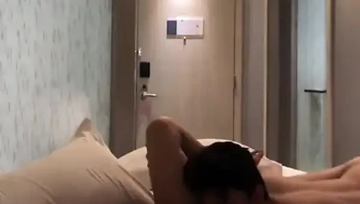 Ein paar auf flitterwochen im hotel