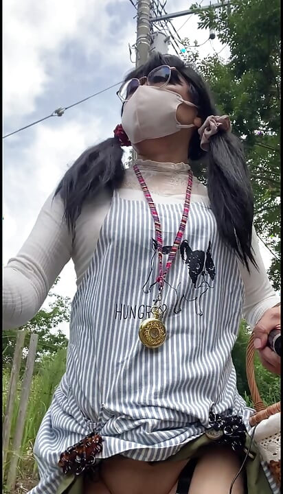 No269 Exposé Walk in an Apron Part 2