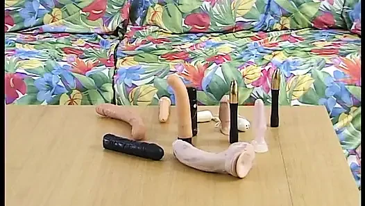 Tante gemuk ini lagi asik ngentot memek mulusnya pakai dildo ukuran XL