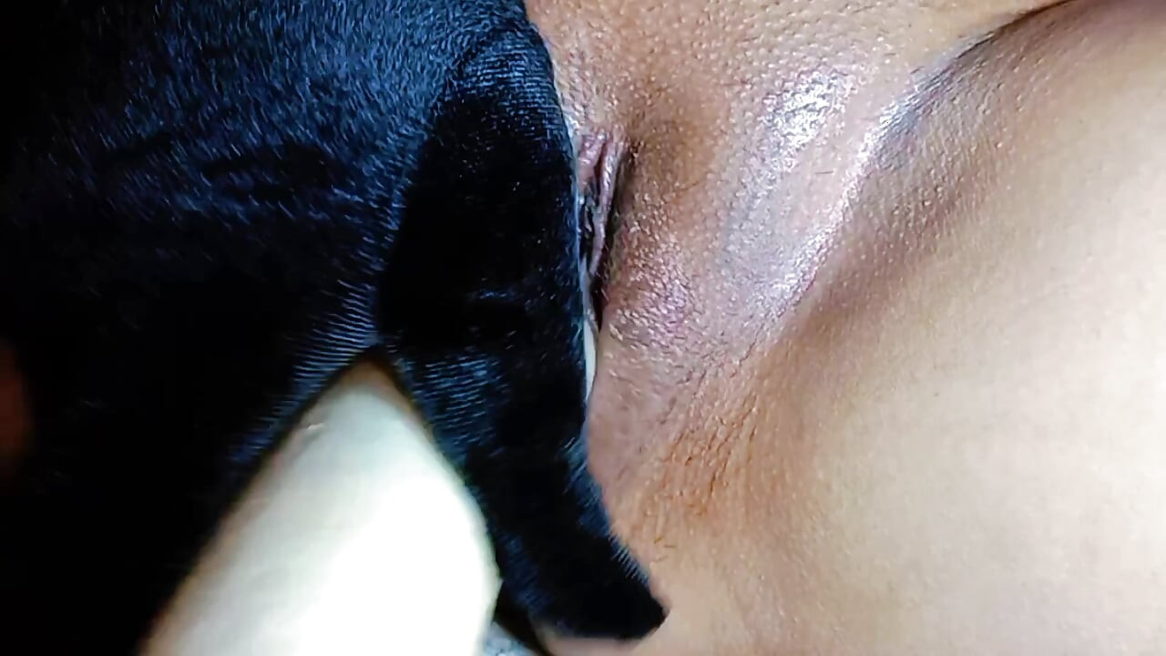 Белла Халіфа використовує редьку сьогодні ввечері для задоволення та мастурбації