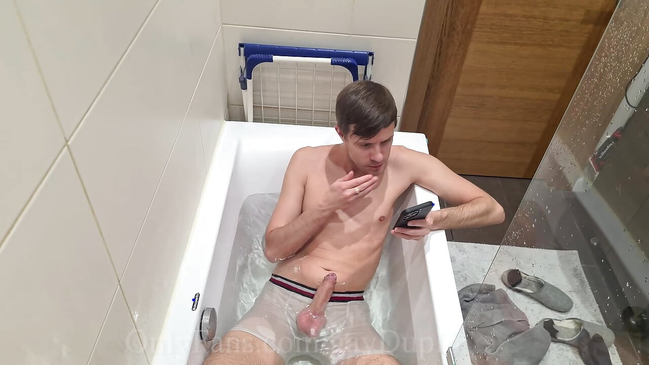 طرفة عين نائب الرئيس تحت الماء في الملاكمين مثير والعديد من الكاميرات