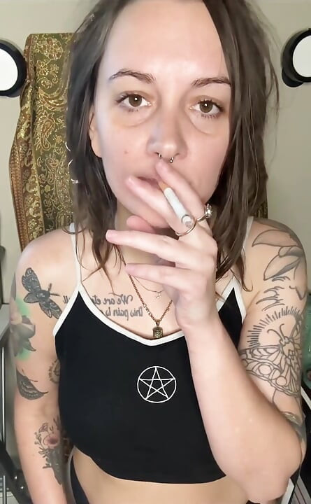 겨드랑이 숭배와 체리 나무와 흡연 애타게