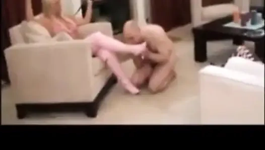 Bootslave muss sauber machen, schwarze und rosa stiefel der damen!