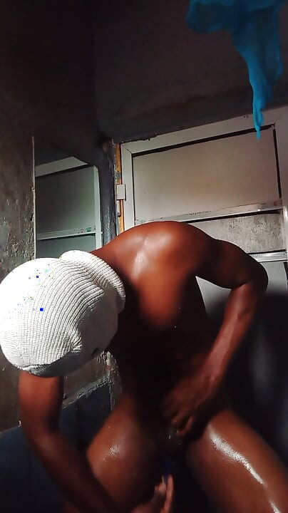 Strafhard2k shows how he shave his dick hairs