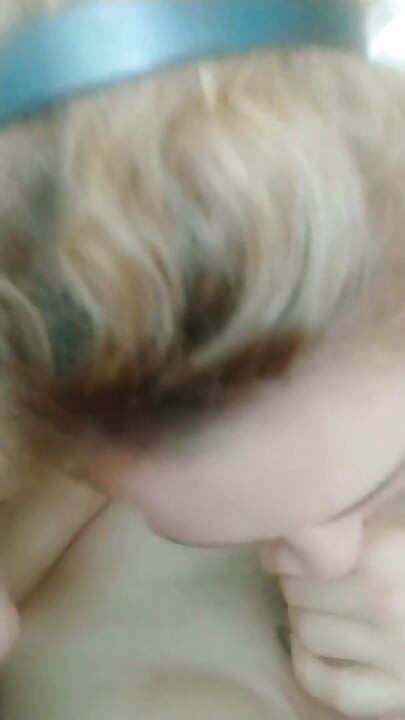 Met veel plezier mijn grote lul zuigen. Het was niet genoeg..