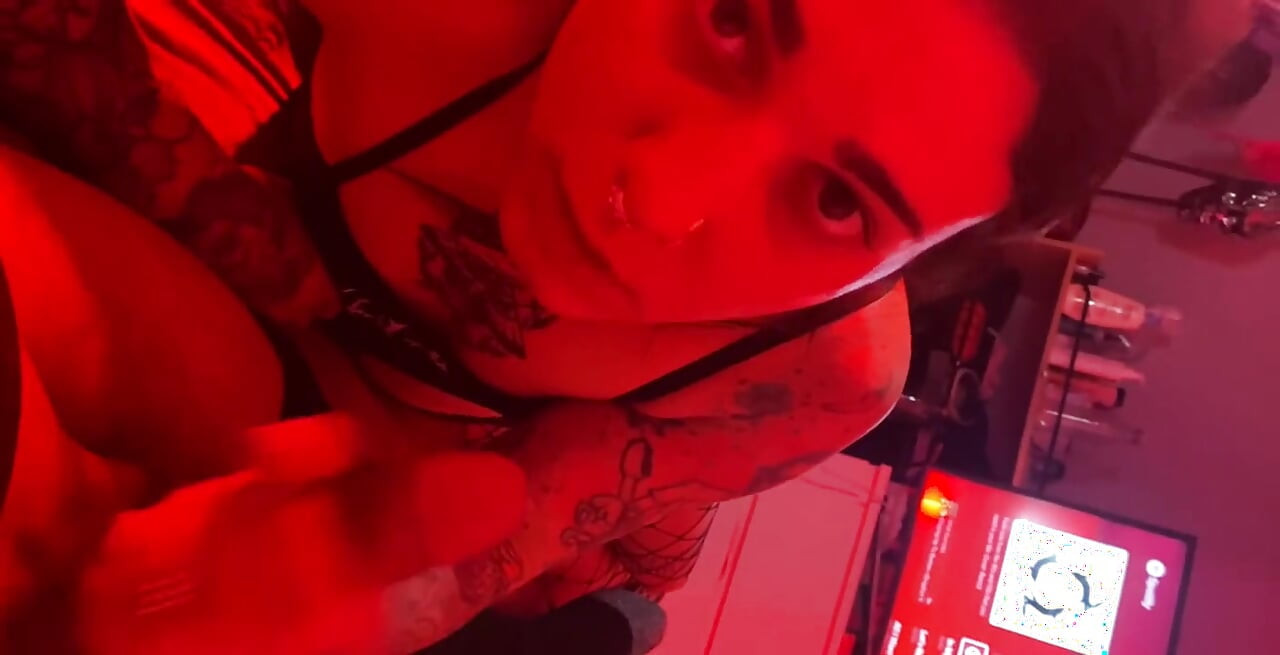 Îi sugeam pula, dar i-am cerut să mă sugă