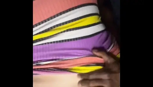 Большую попку трахают на заднем сиське