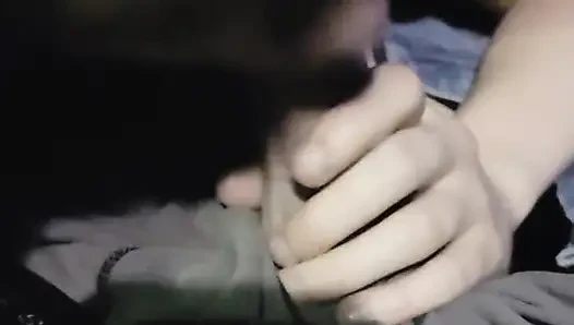 Tatlı kız arabada gece geç saatlerde sakso çekiyor