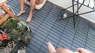 Ehefrau mit verbundenen augen lutscht schwanz auf dem balkon und schluckt