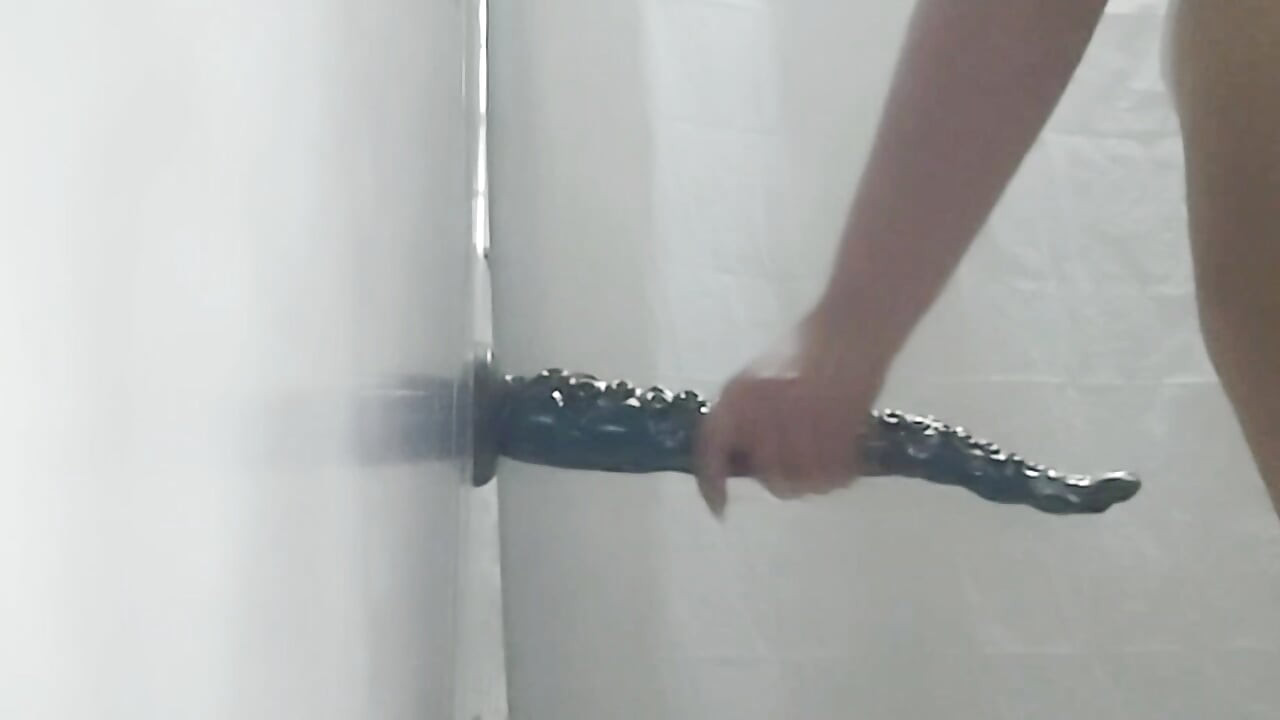 Dziwka w nastroju na anal używa ogromnego dildo