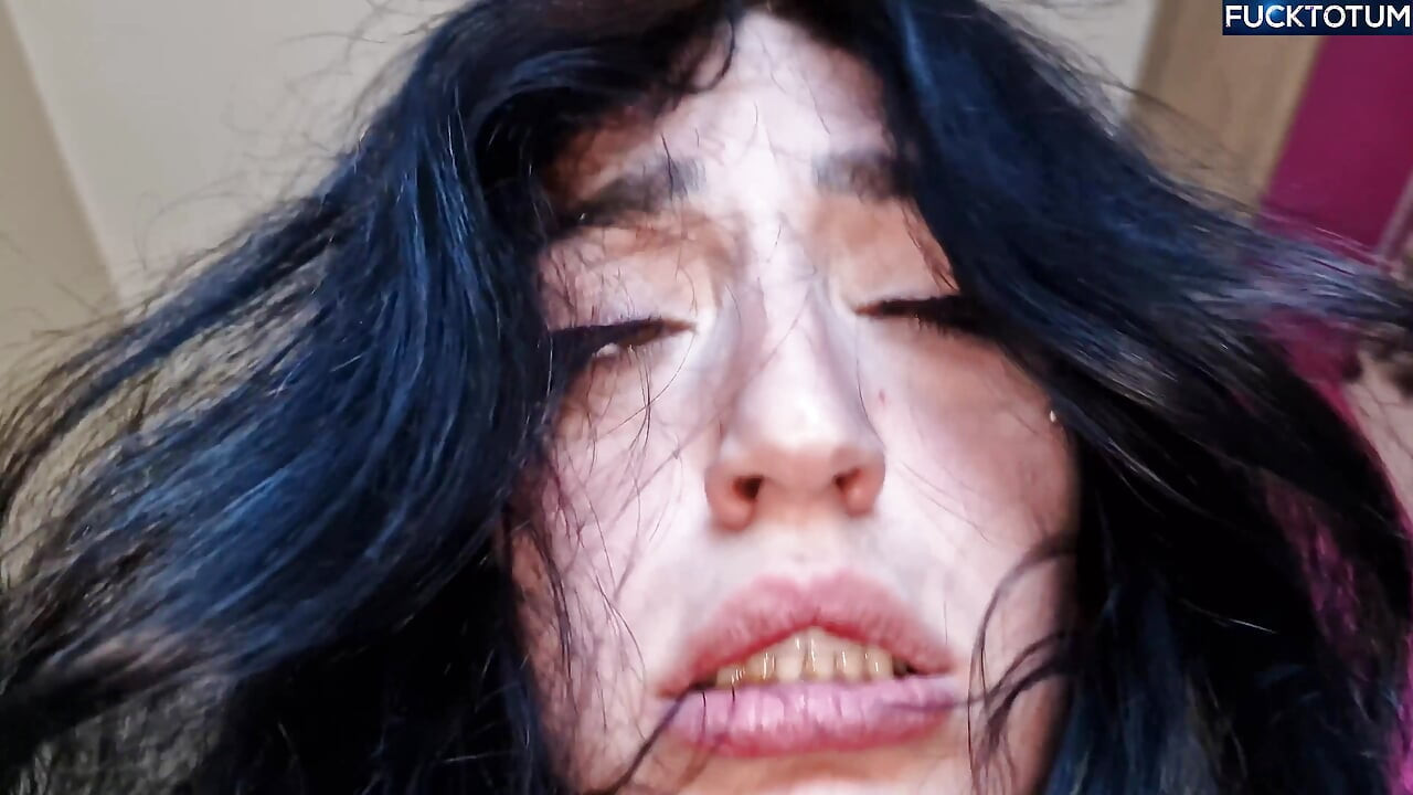 Stalno dolazim vrišteći, a onda mi svršim u oči