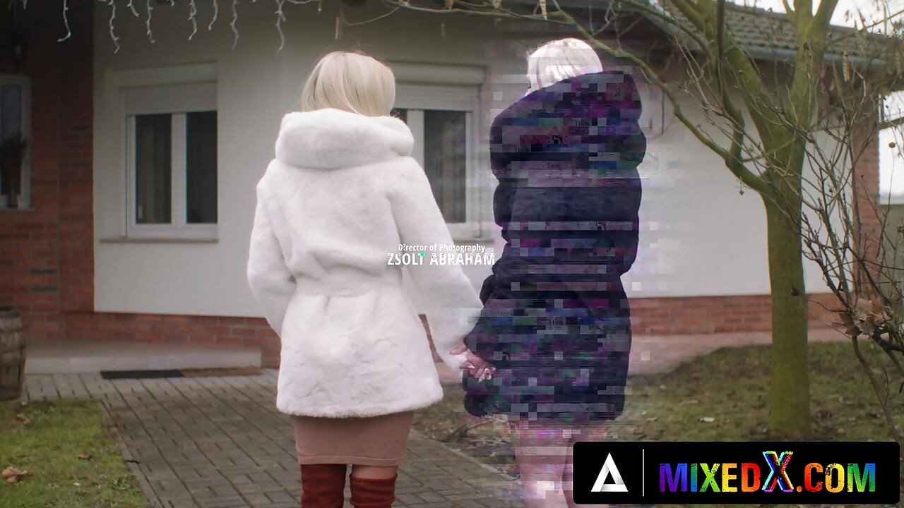 MIXEDX - בלונדיניות חמות זאזי סקיים וקנדי לישיוס חולקות סגידה נלהבת לכפות הרגליים