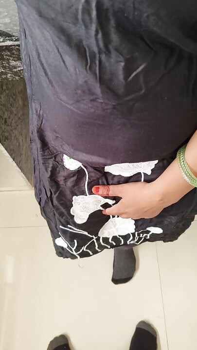 Pati ne apne patni ko romantic mood se chut ki chudai kiya aur chut ka maza liya . Indian desi village hindi viral sex videos