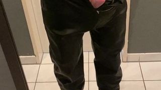 Éjaculation dans un pantalon en cuir et des dr martens