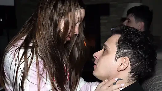 Luchiibb ngentot sahabat pacarnya di sebelah suaminya yang gemuk! Creampie
