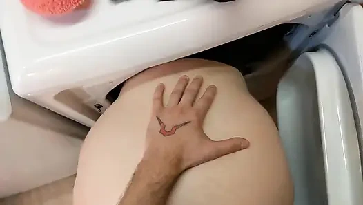 Adik tiri yang mungil terjebak di pengering