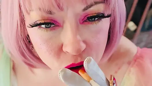 Güzel bir prenses, Tina Snua, chainsmokes 2 mantar sigarası - sarkan snap inhales sürüklenen duman