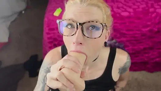 Cewek nakal lagi asik nyepong kontol sampai tenggorokan