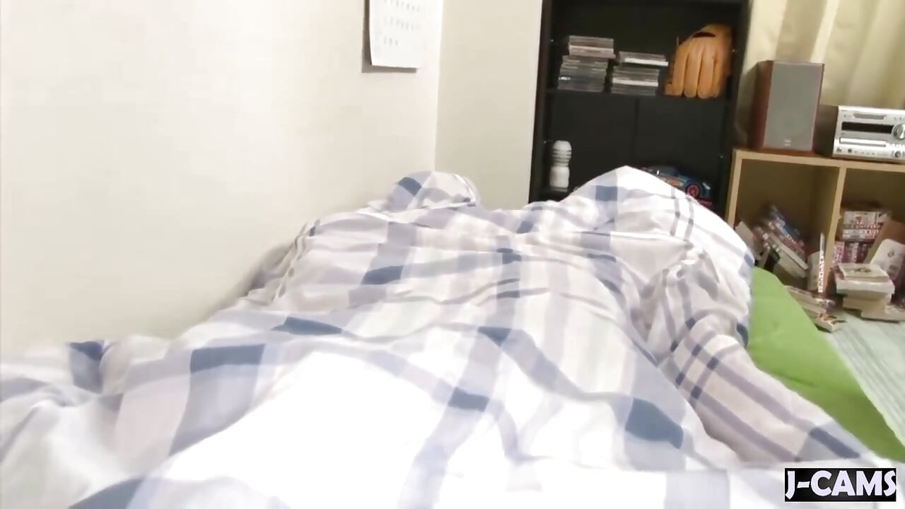 Pequeña belleza suave y desnuda juega con lujuria - escena 2
