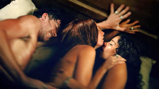 Jessica parker kennedy 3some escena de sexo en scandalplanet.com