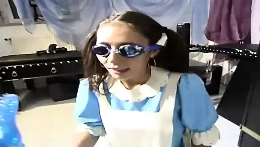 Esmer hizmetçi bağlanıyor